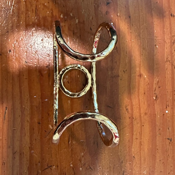 Talbots Hammered Gold cuff - Picture 4 of 5